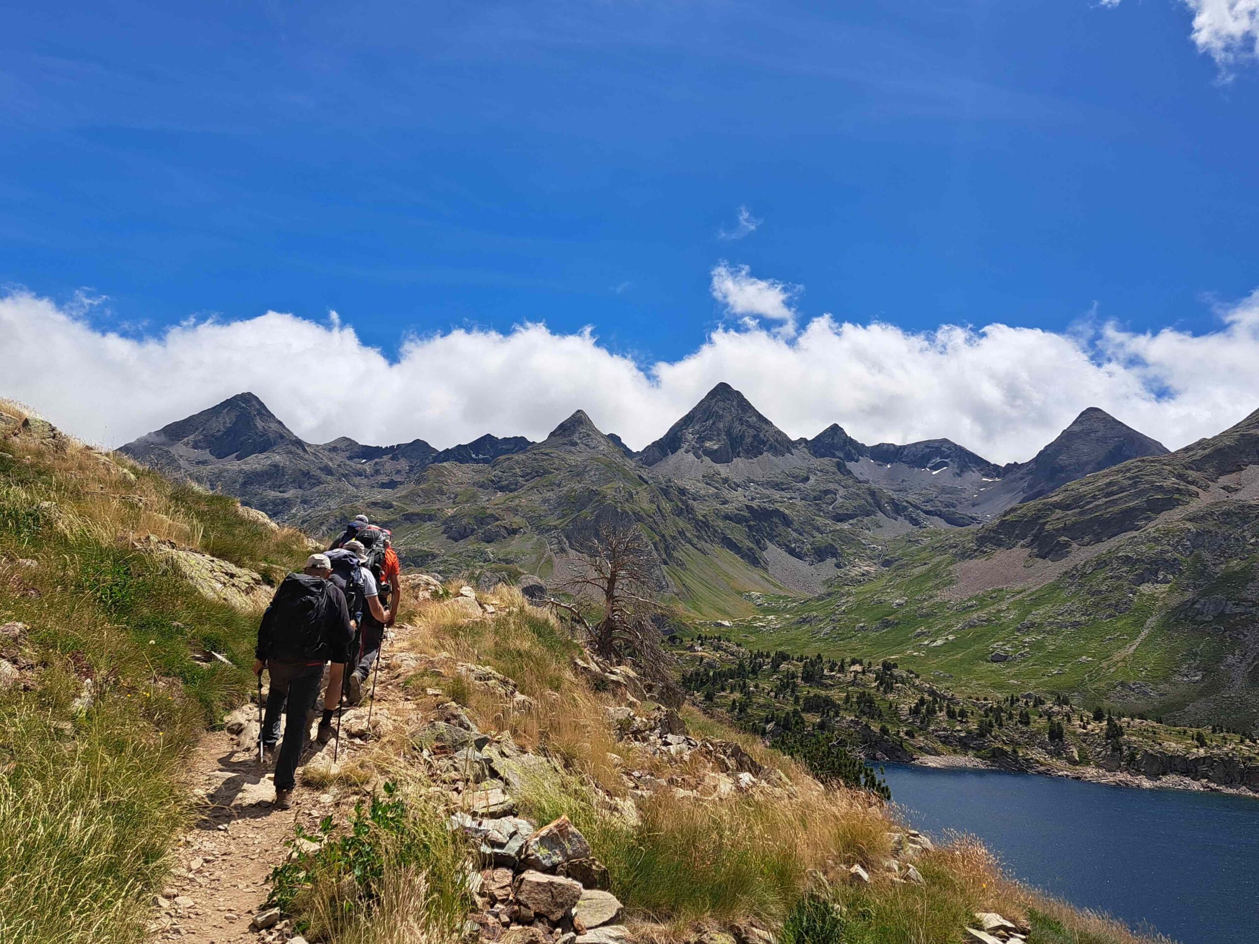 LA SENDA DE LOS CONTRABANDISTAS. TRAVESÍA EN LOS PIRINEOS.