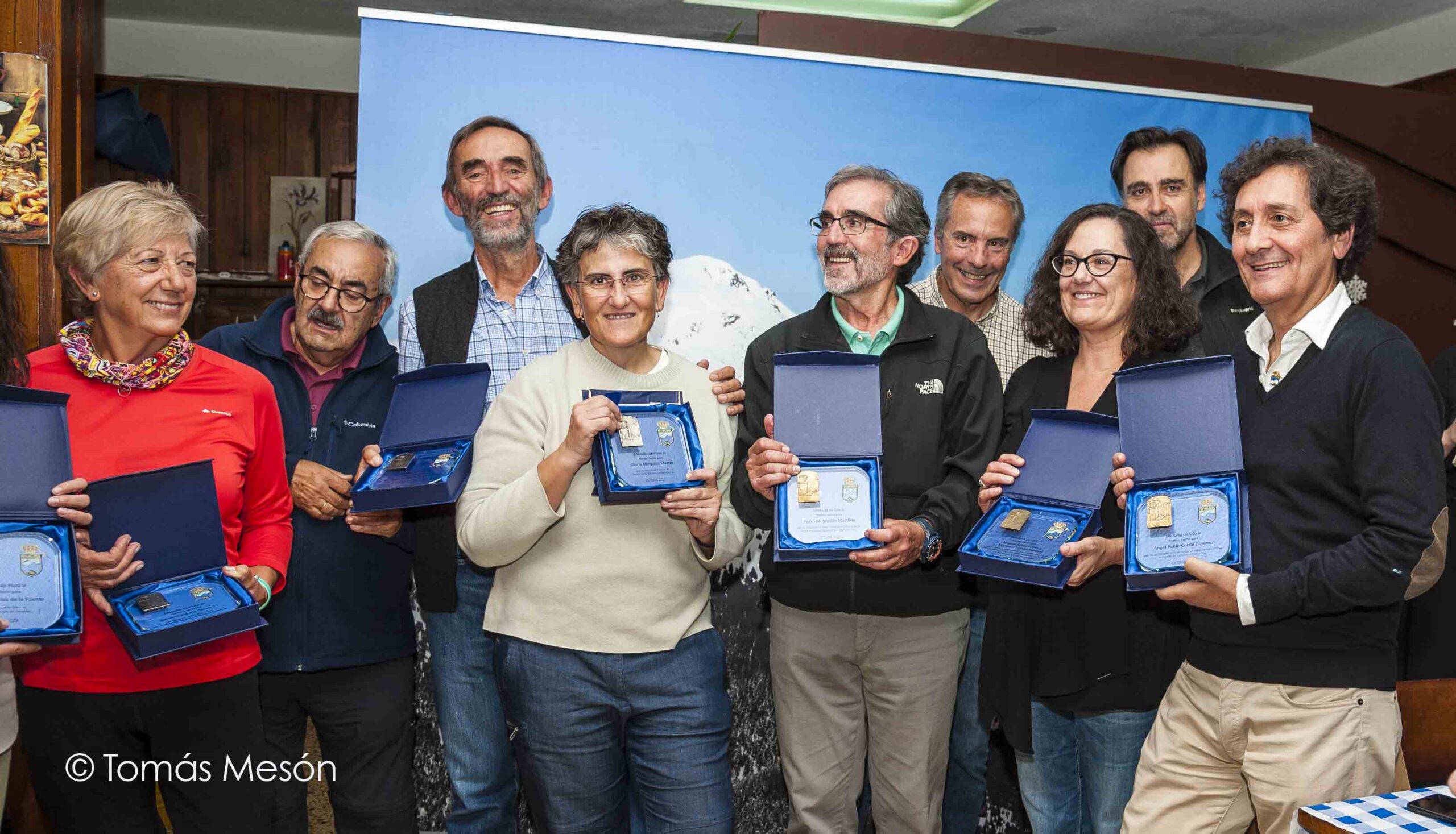 COMIDA y ACTO de ENTREGA de RECONOCIMIENTOS SOCIALES.