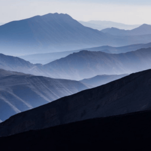 Paisaje de las montañas del Atlas Marroquí desde sus cimas al amanecer.